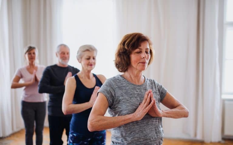 Yoga sur chaise ados – adultes